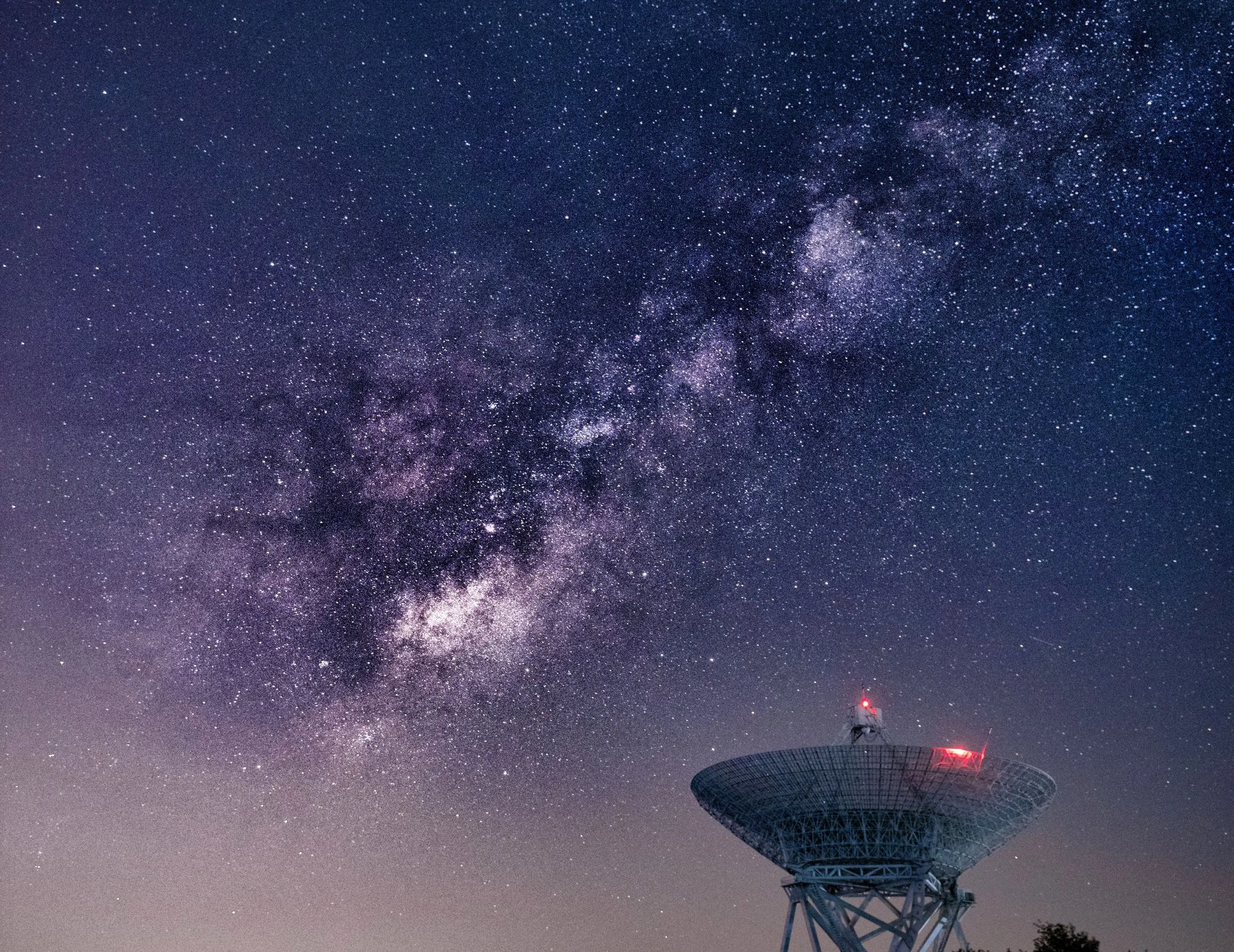 Un radiotelescopio bajo la Vía Láctea